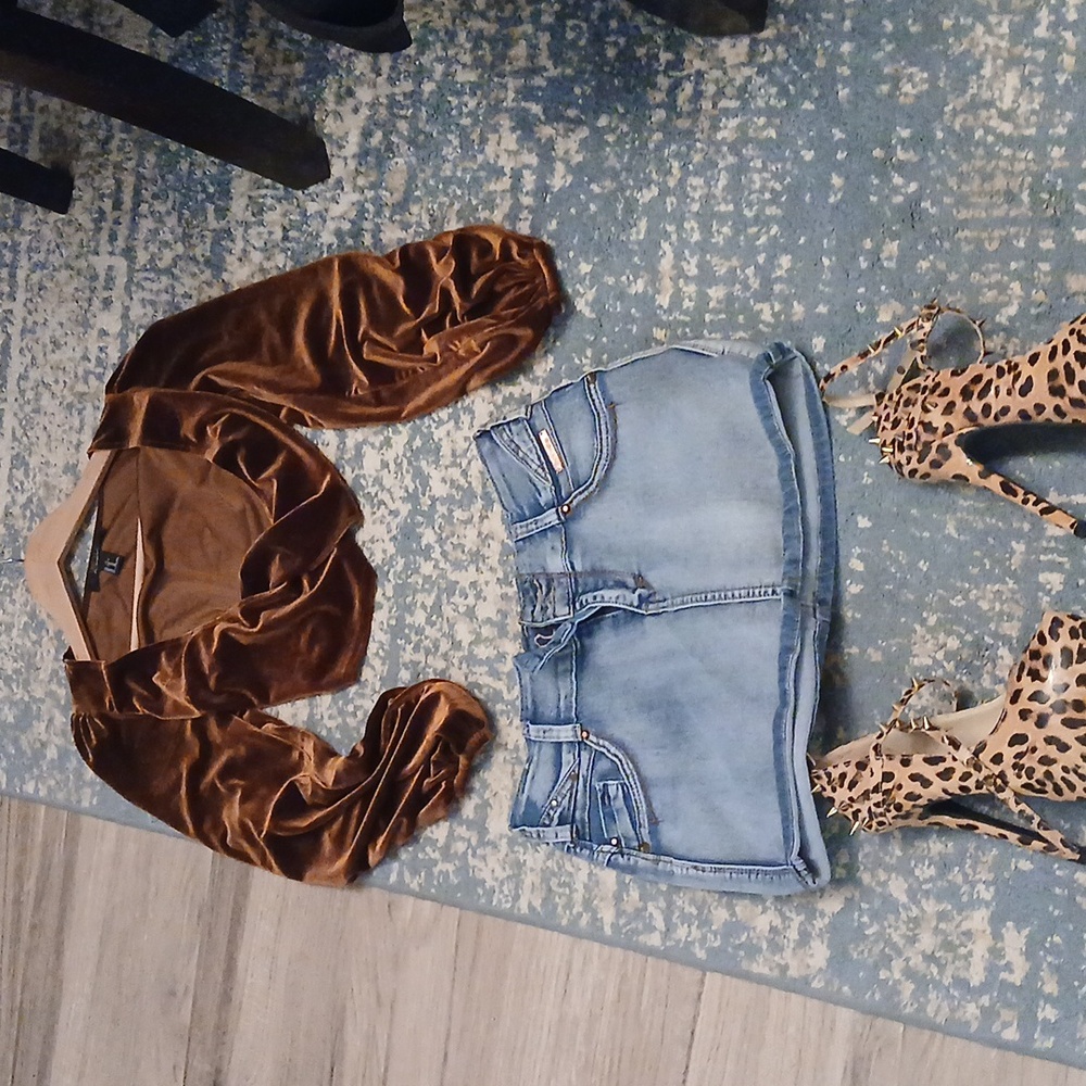 Skirt shirt shoes